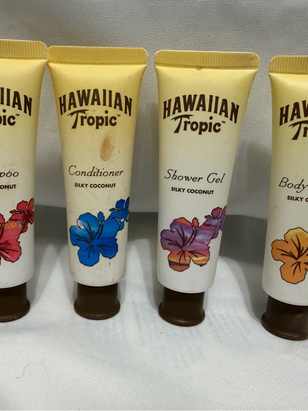 Hawaiian Tropic Travel Set Shampoo, Conditioner, Lotion, Shower gel, 1oz coconut